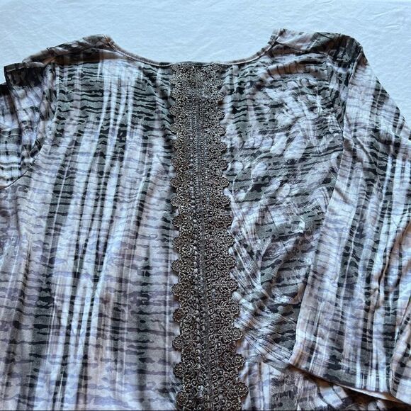 One World V neck 1/2 sleeve blouse 2X Blue/Grey Embroidered longer in back - Picture 9 of 11